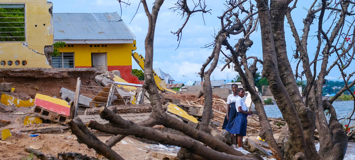 在剛果民主共和國坦噶尼喀湖岸邊，女孩們站在被暴風雨毀壞的學校外面。（圖片來源﹕聯合國兒童基金會 by Nicolas Rich-Chudeau）